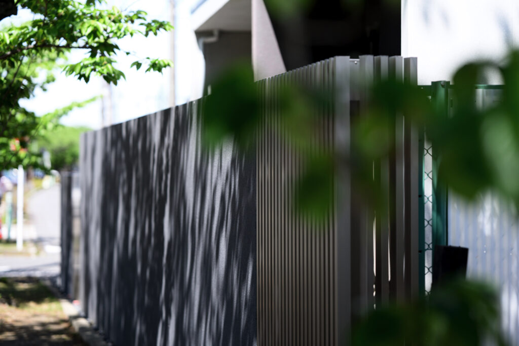 グランドアートウォール×縦格子のスタイリッシュな外構 イメージ12
