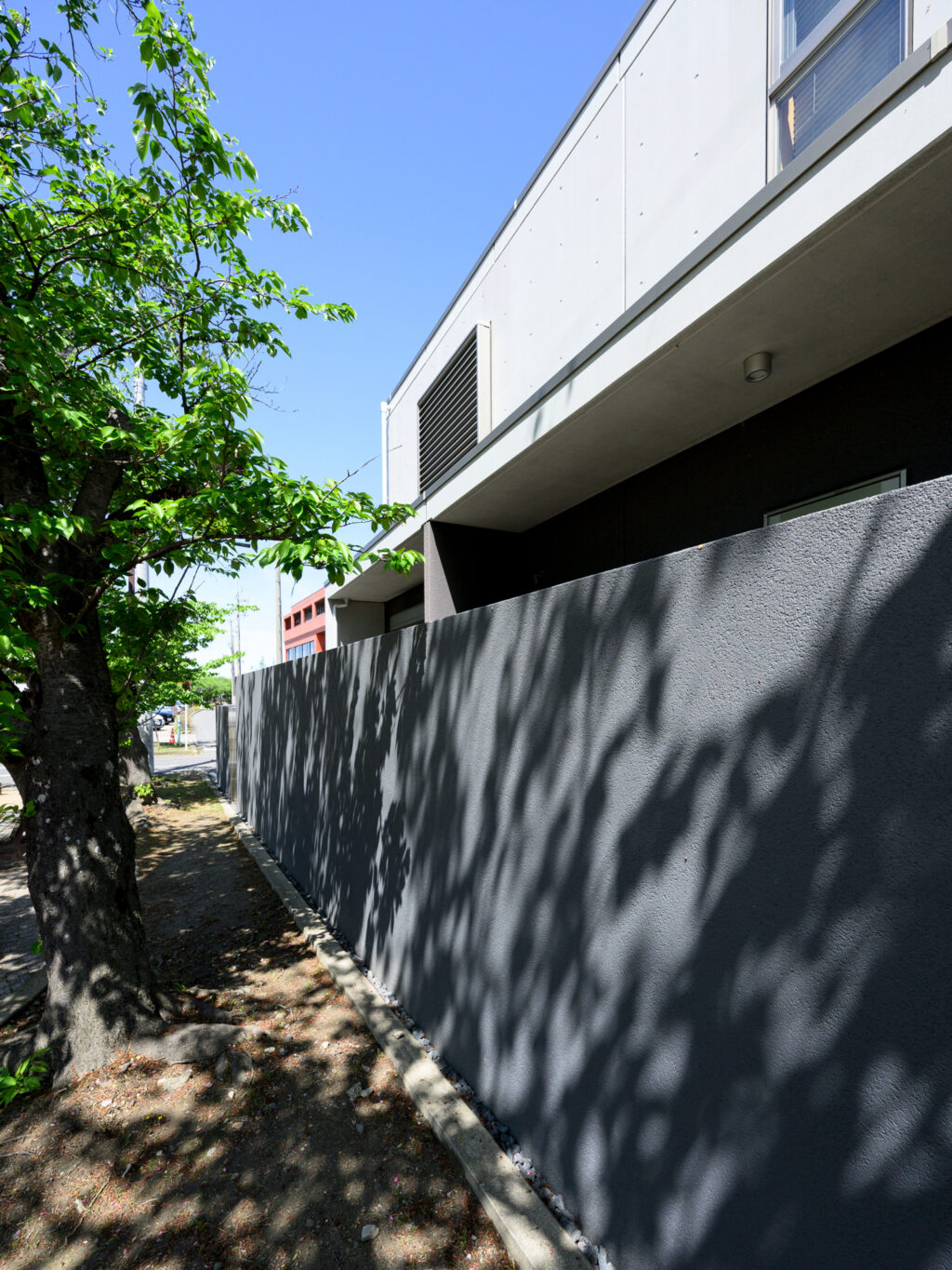 グランドアートウォール×縦格子のスタイリッシュな外構 イメージ13