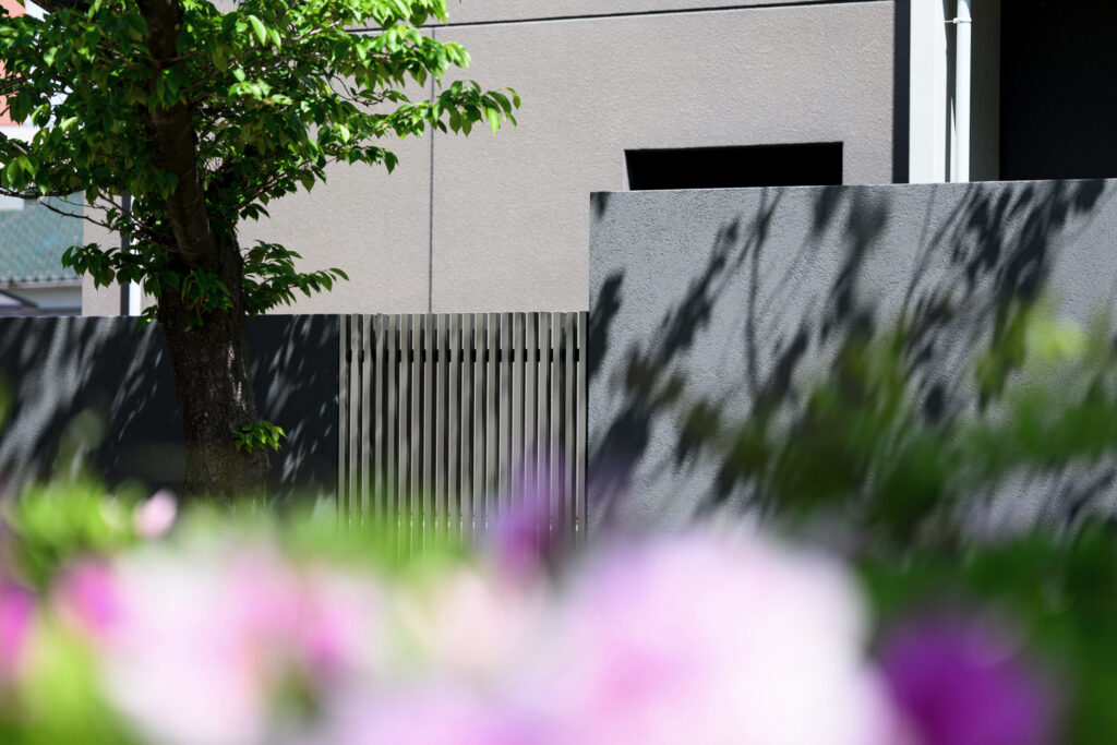 グランドアートウォール×縦格子のスタイリッシュな外構 イメージ19