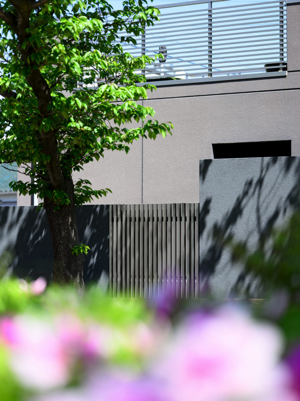 グランドアートウォール×縦格子のスタイリッシュな外構 イメージ20