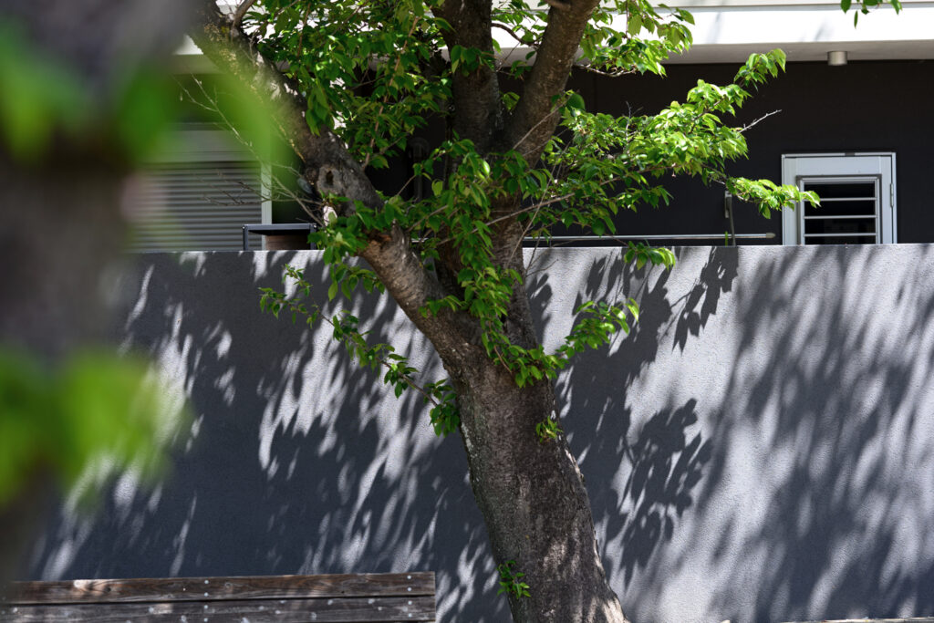 グランドアートウォール×縦格子のスタイリッシュな外構 イメージ22