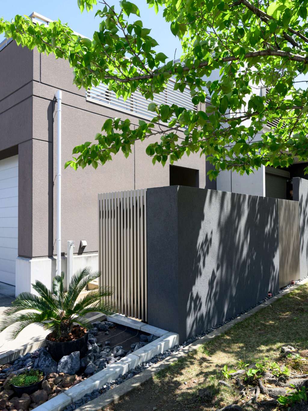 グランドアートウォール×縦格子のスタイリッシュな外構 イメージ23