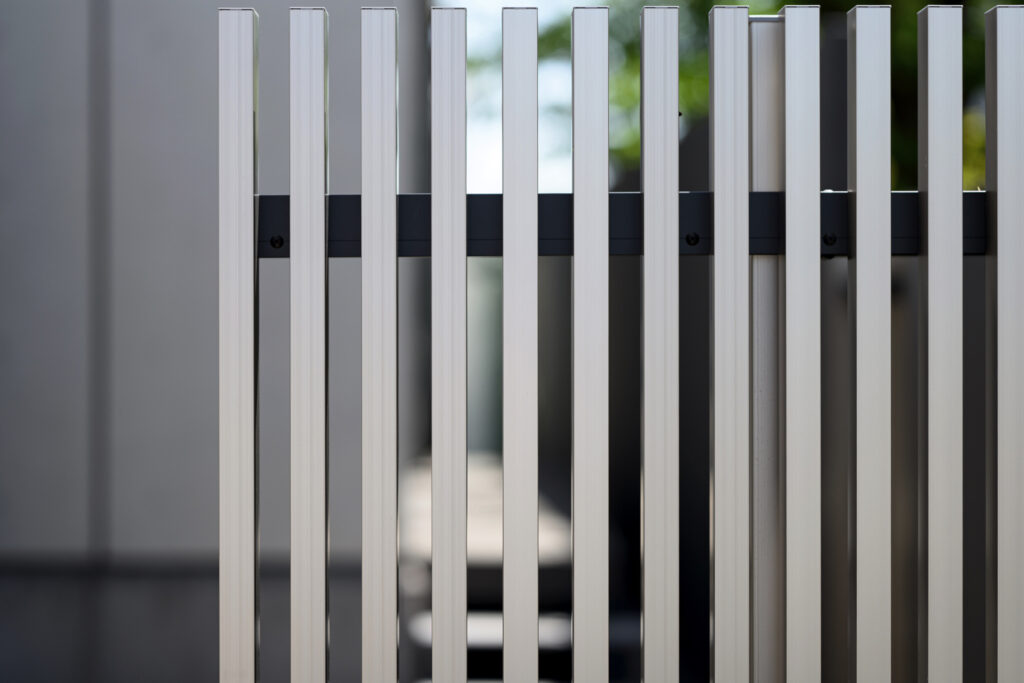 グランドアートウォール×縦格子のスタイリッシュな外構 イメージ24