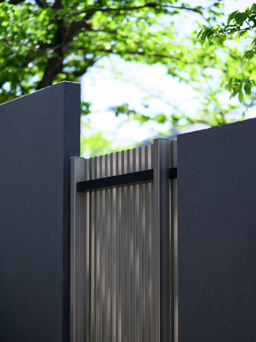 グランドアートウォール×縦格子のスタイリッシュな外構 イメージ25