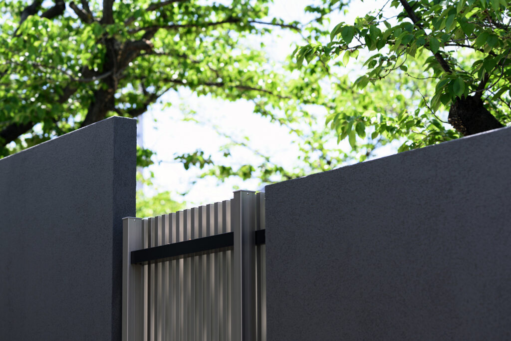 グランドアートウォール×縦格子のスタイリッシュな外構 イメージ26