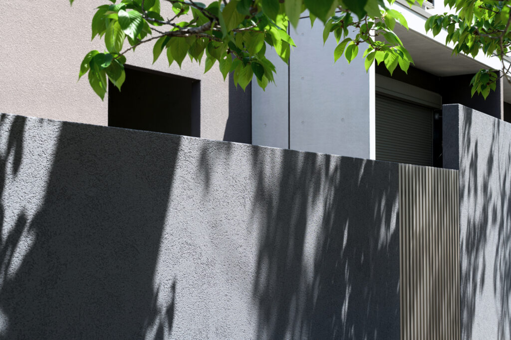 グランドアートウォール×縦格子のスタイリッシュな外構 イメージ27