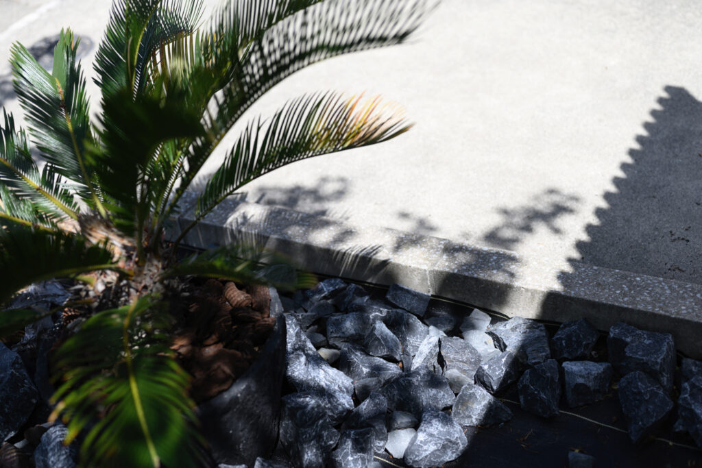 グランドアートウォール×縦格子のスタイリッシュな外構 イメージ29