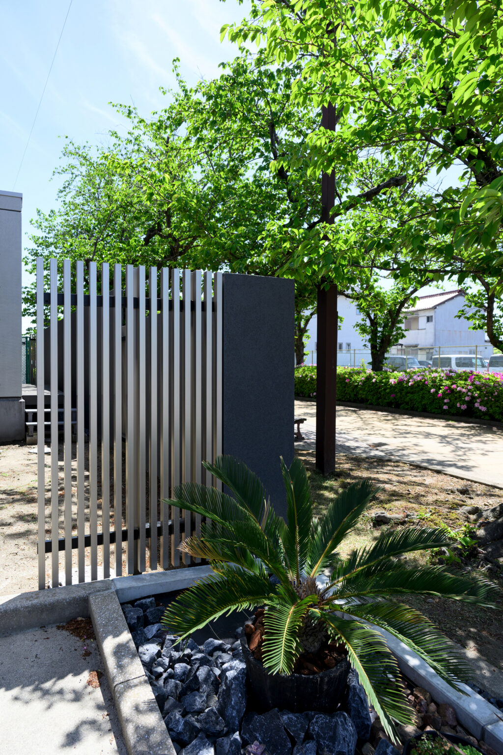 グランドアートウォール×縦格子のスタイリッシュな外構 イメージ31