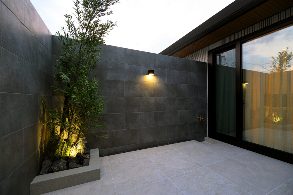 ラインライトが彩るフロート階段 統一感と特別感のある外構デザイン イメージ16