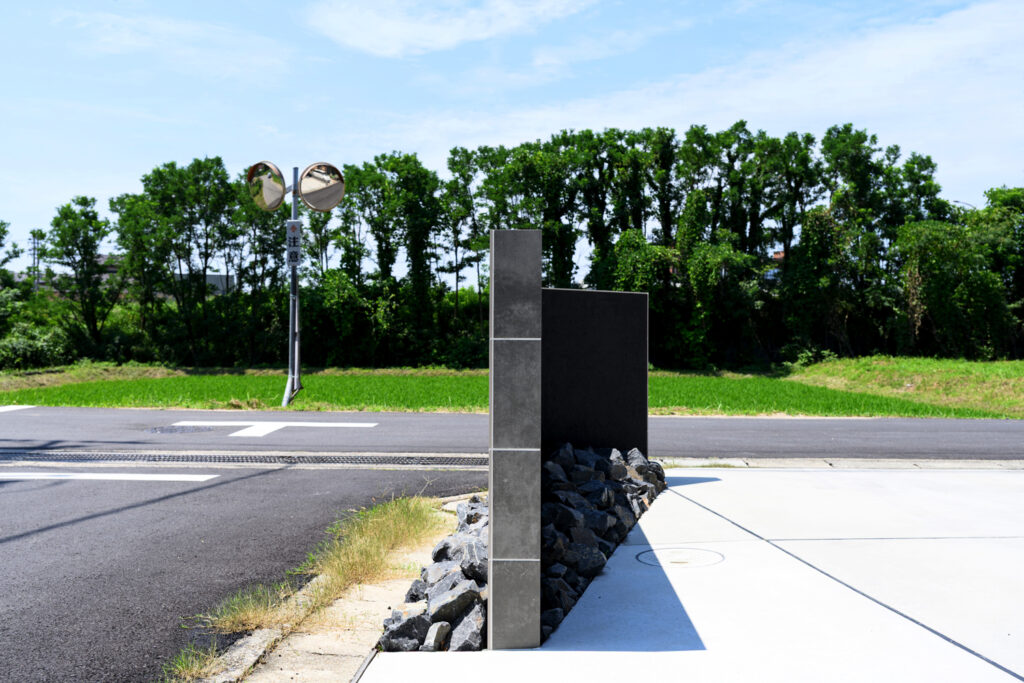 通行人の立ち入り防止×デザイン性を両立 角地住宅に設置したグランドアートウォール イメージ6