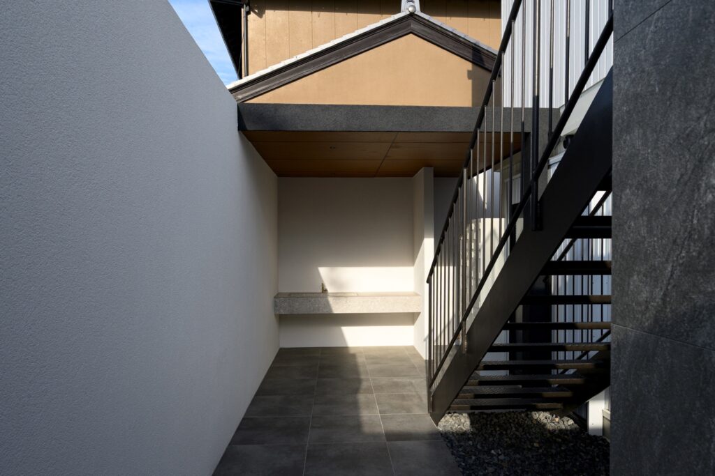 グランドアートウォール×鋼の融合が描く 造形美と存在感が際立つ事務所外構 イメージ15