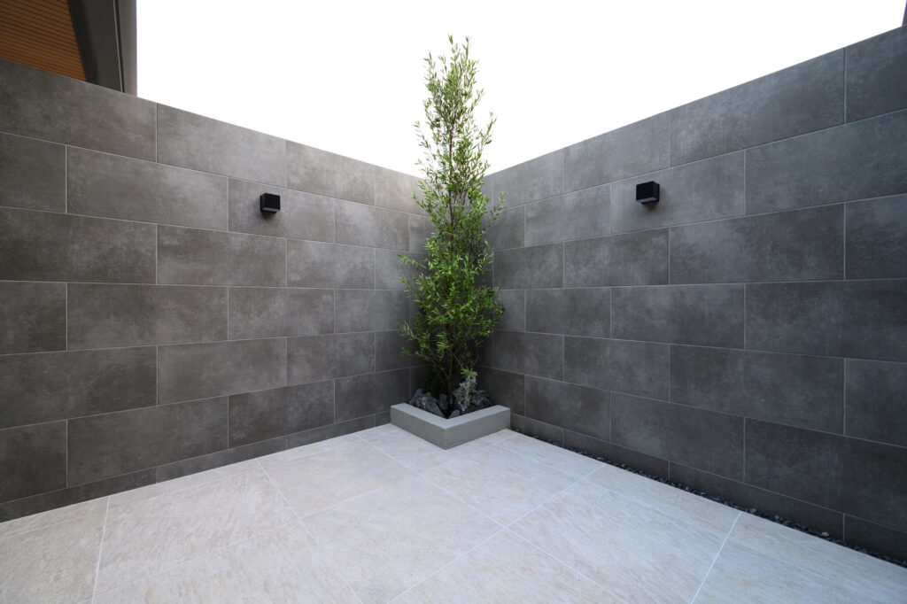 ラインライトが彩るフロート階段 統一感と特別感のある外構デザイン イメージ6