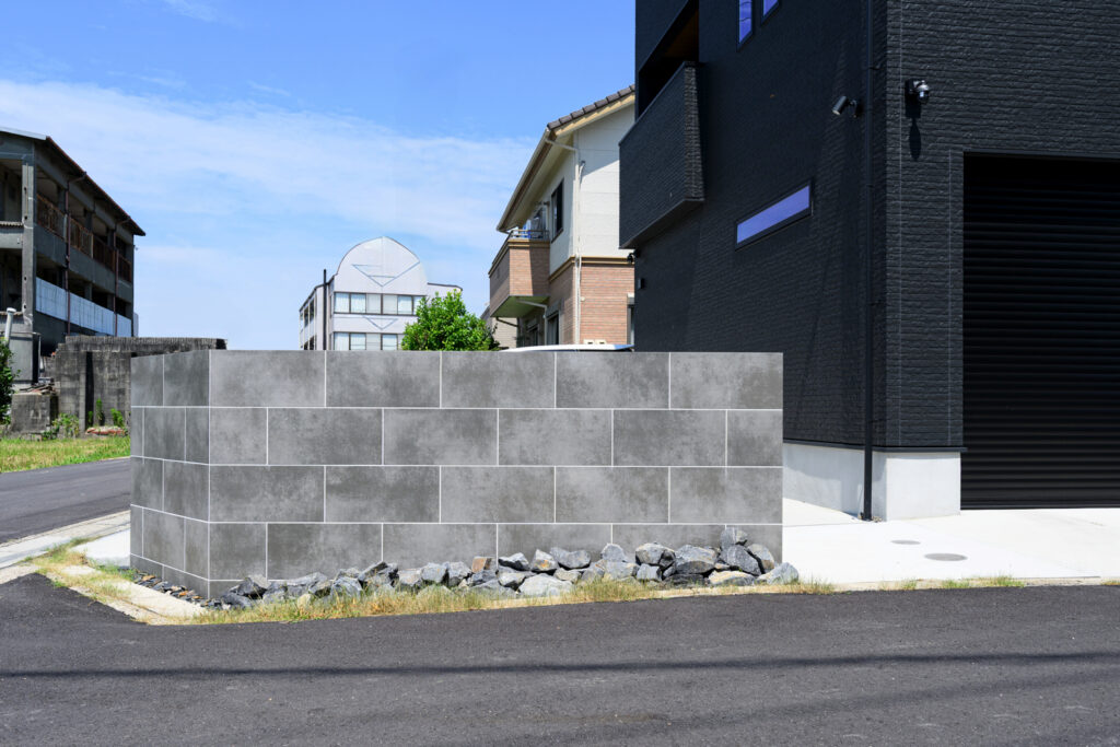 通行人の立ち入り防止×デザイン性を両立 角地住宅に設置したグランドアートウォール イメージ3