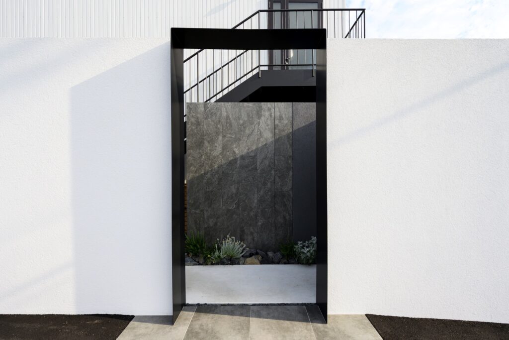 グランドアートウォール×鋼の融合が描く 造形美と存在感が際立つ事務所外構 イメージ5