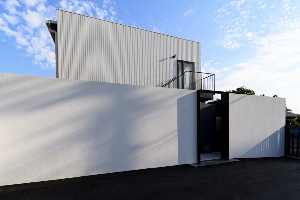 グランドアートウォール×鋼の融合が描く 造形美と存在感が際立つ事務所外構 イメージ3