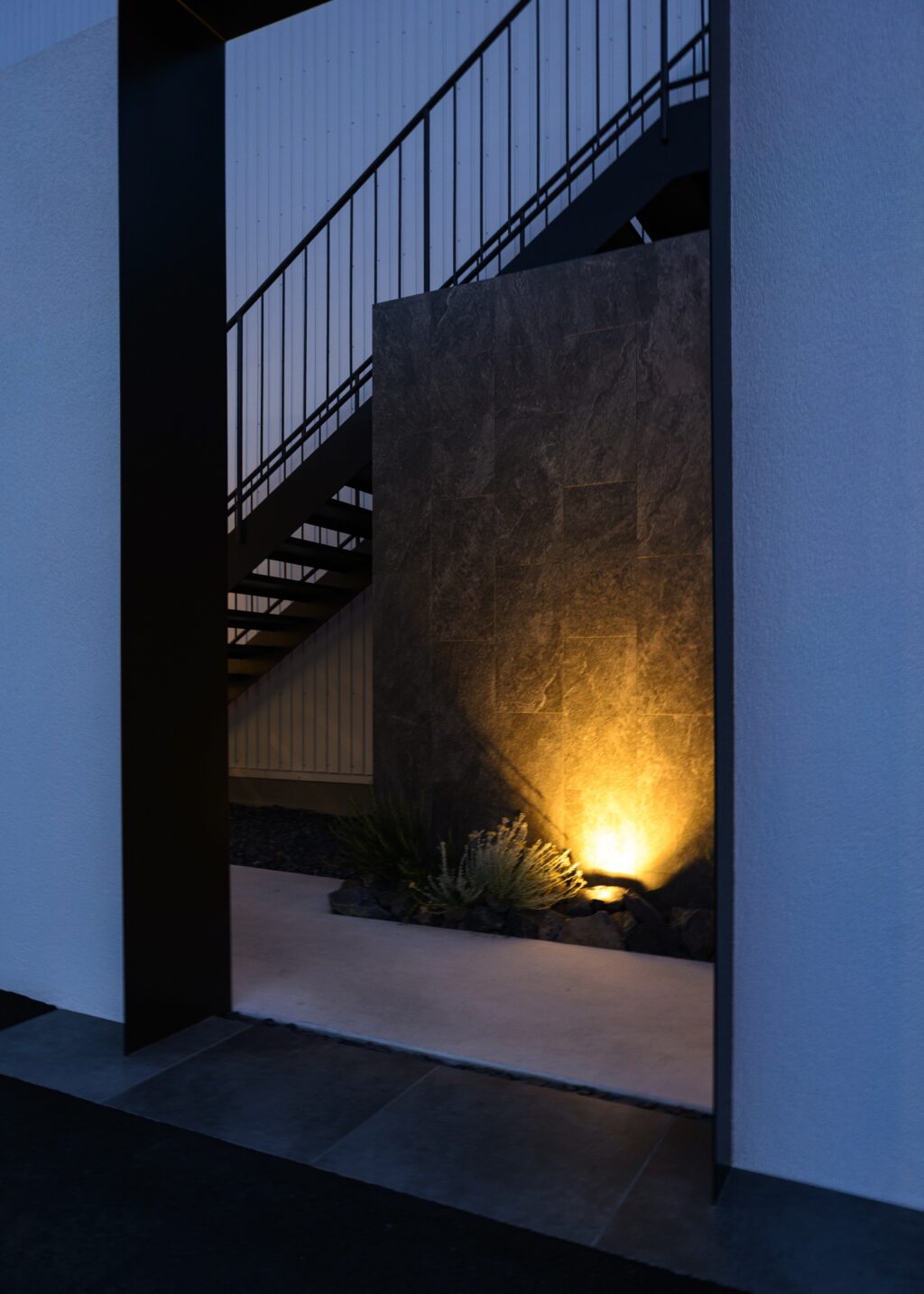 グランドアートウォール×鋼の融合が描く 造形美と存在感が際立つ事務所外構 イメージ23