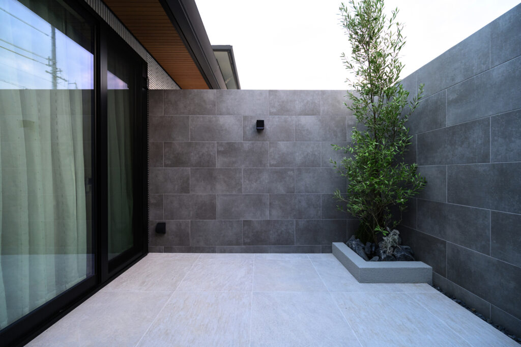 ラインライトが彩るフロート階段 統一感と特別感のある外構デザイン イメージ4