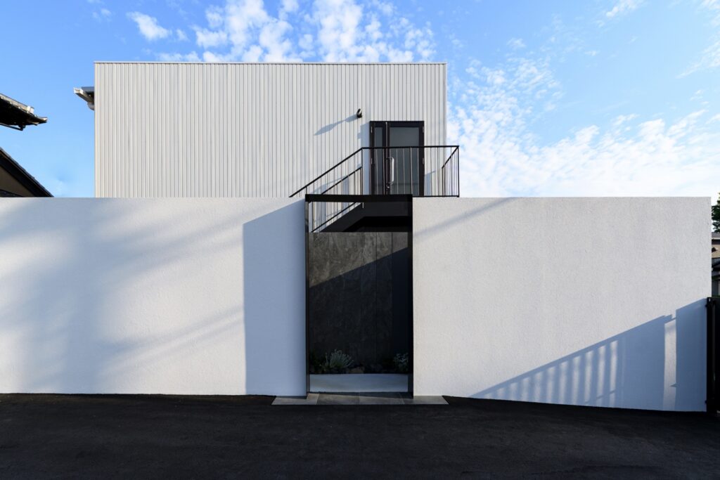 グランドアートウォール×鋼の融合が描く 造形美と存在感が際立つ事務所外構 イメージ2