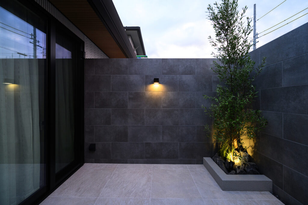 ラインライトが彩るフロート階段 統一感と特別感のある外構デザイン イメージ15