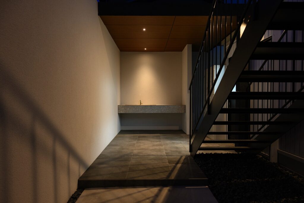 グランドアートウォール×鋼の融合が描く 造形美と存在感が際立つ事務所外構 イメージ33