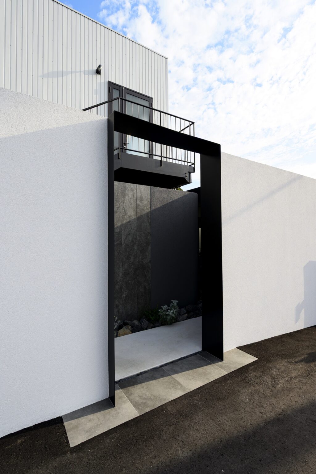 グランドアートウォール×鋼の融合が描く 造形美と存在感が際立つ事務所外構 イメージ8