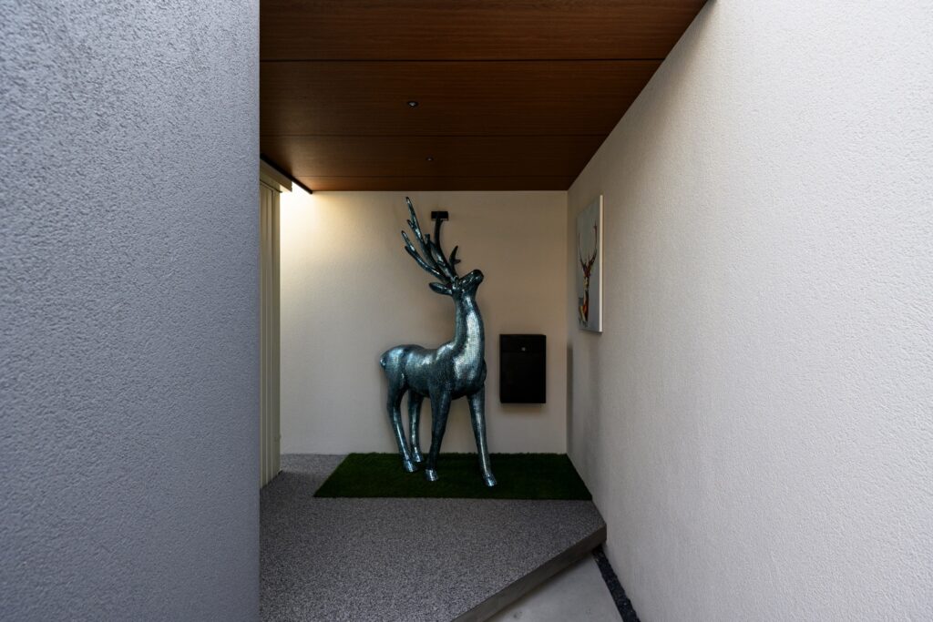 グランドアートウォール×鋼の融合が描く 造形美と存在感が際立つ事務所外構 イメージ12