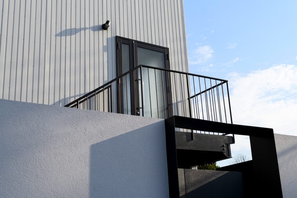 グランドアートウォール×鋼の融合が描く 造形美と存在感が際立つ事務所外構 イメージ10