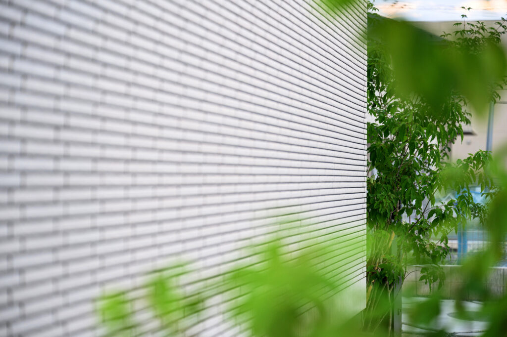 ラインライトが彩るフロート階段 統一感と特別感のある外構デザイン イメージ10