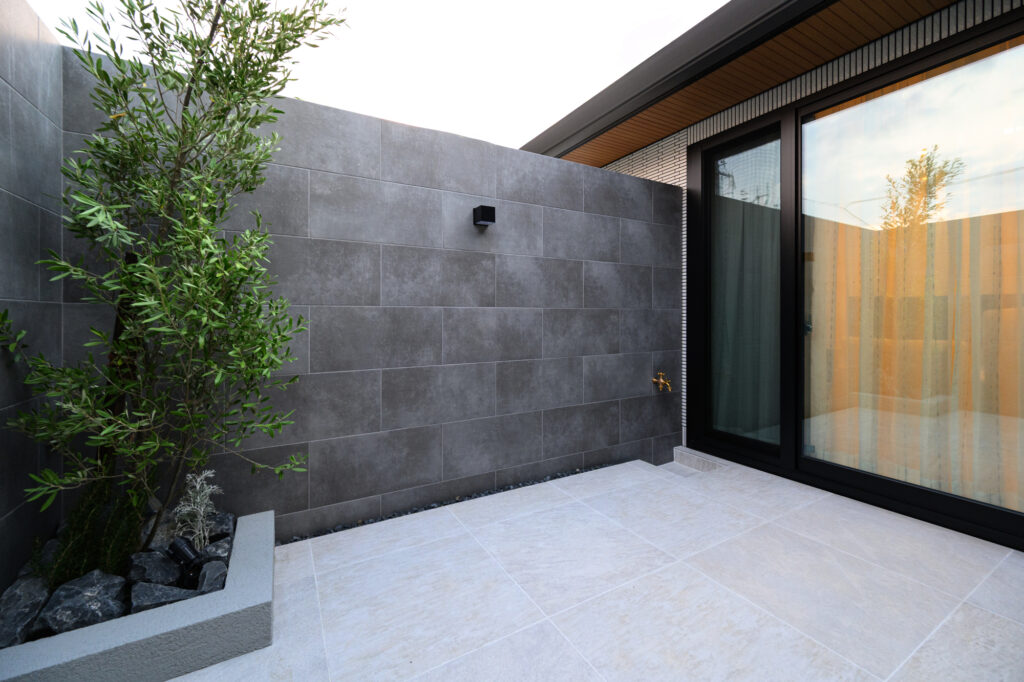 ラインライトが彩るフロート階段 統一感と特別感のある外構デザイン イメージ5