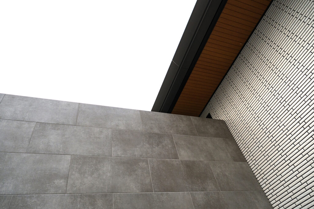 ラインライトが彩るフロート階段 統一感と特別感のある外構デザイン イメージ8