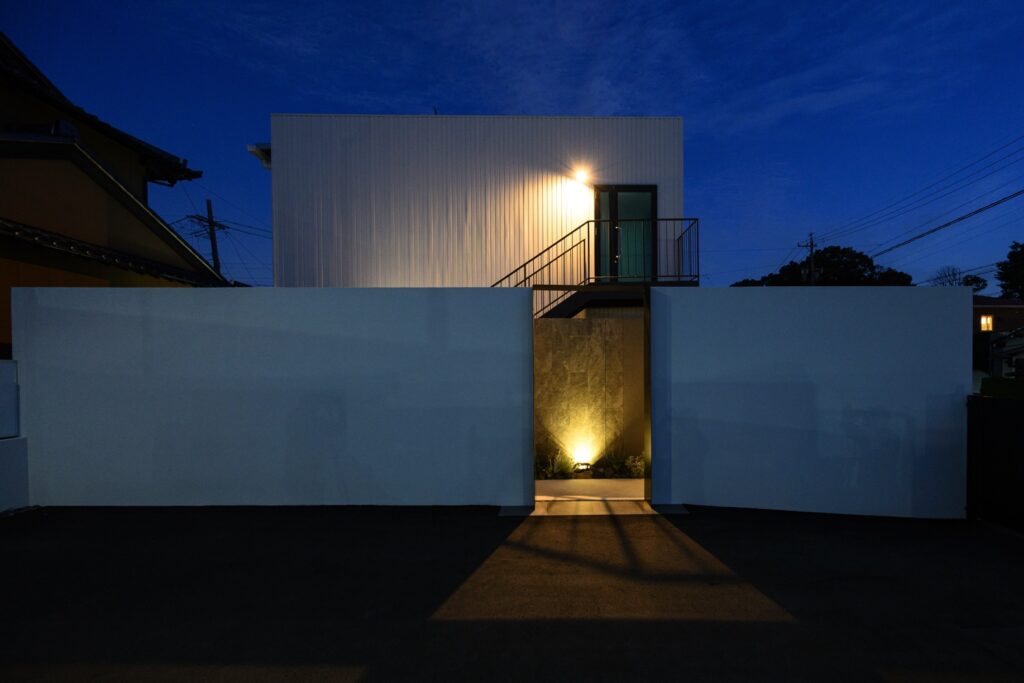 グランドアートウォール×鋼の融合が描く 造形美と存在感が際立つ事務所外構 イメージ20