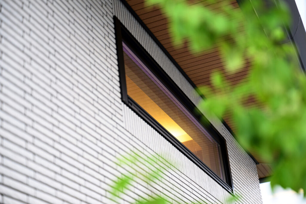 ラインライトが彩るフロート階段 統一感と特別感のある外構デザイン イメージ9