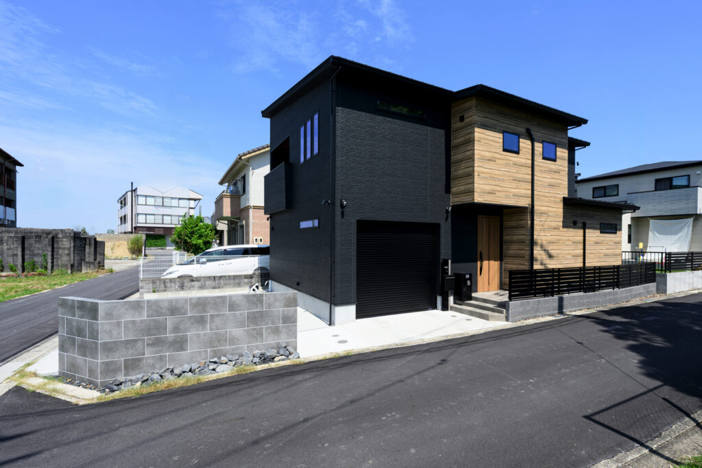 通行人の立ち入り防止×デザイン性を両立 角地住宅に設置したグランドアートウォール イメージ1