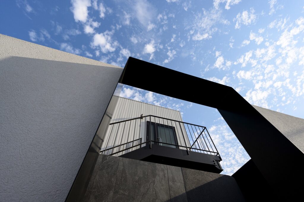 グランドアートウォール×鋼の融合が描く 造形美と存在感が際立つ事務所外構 イメージ6