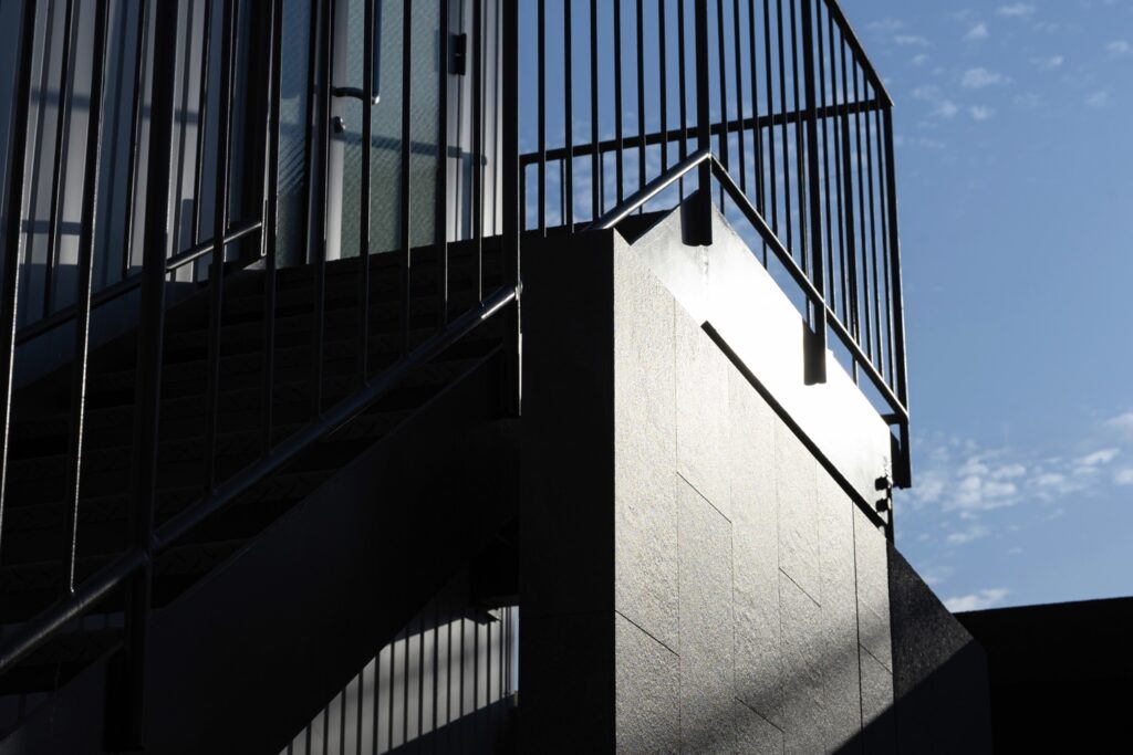 グランドアートウォール×鋼の融合が描く 造形美と存在感が際立つ事務所外構 イメージ11