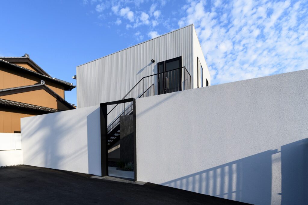 グランドアートウォール×鋼の融合が描く 造形美と存在感が際立つ事務所外構 イメージ1