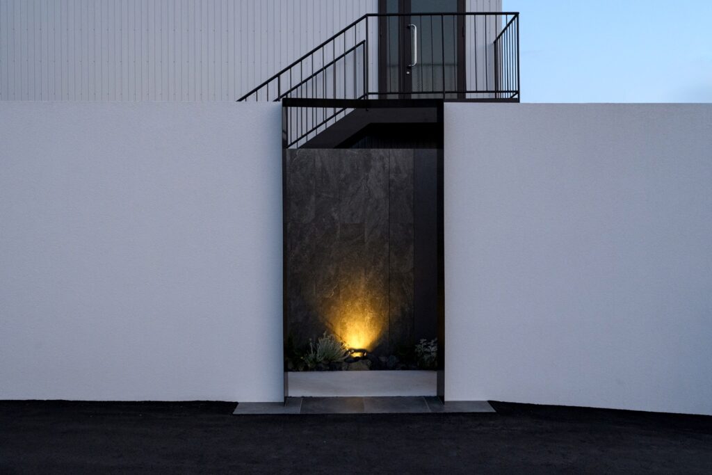 グランドアートウォール×鋼の融合が描く 造形美と存在感が際立つ事務所外構 イメージ21