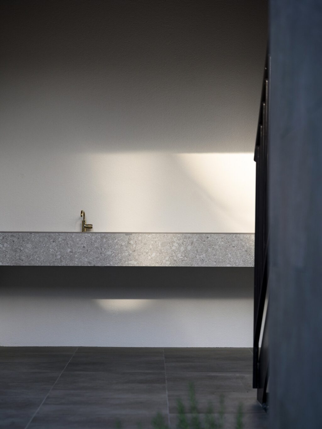 グランドアートウォール×鋼の融合が描く 造形美と存在感が際立つ事務所外構 イメージ17