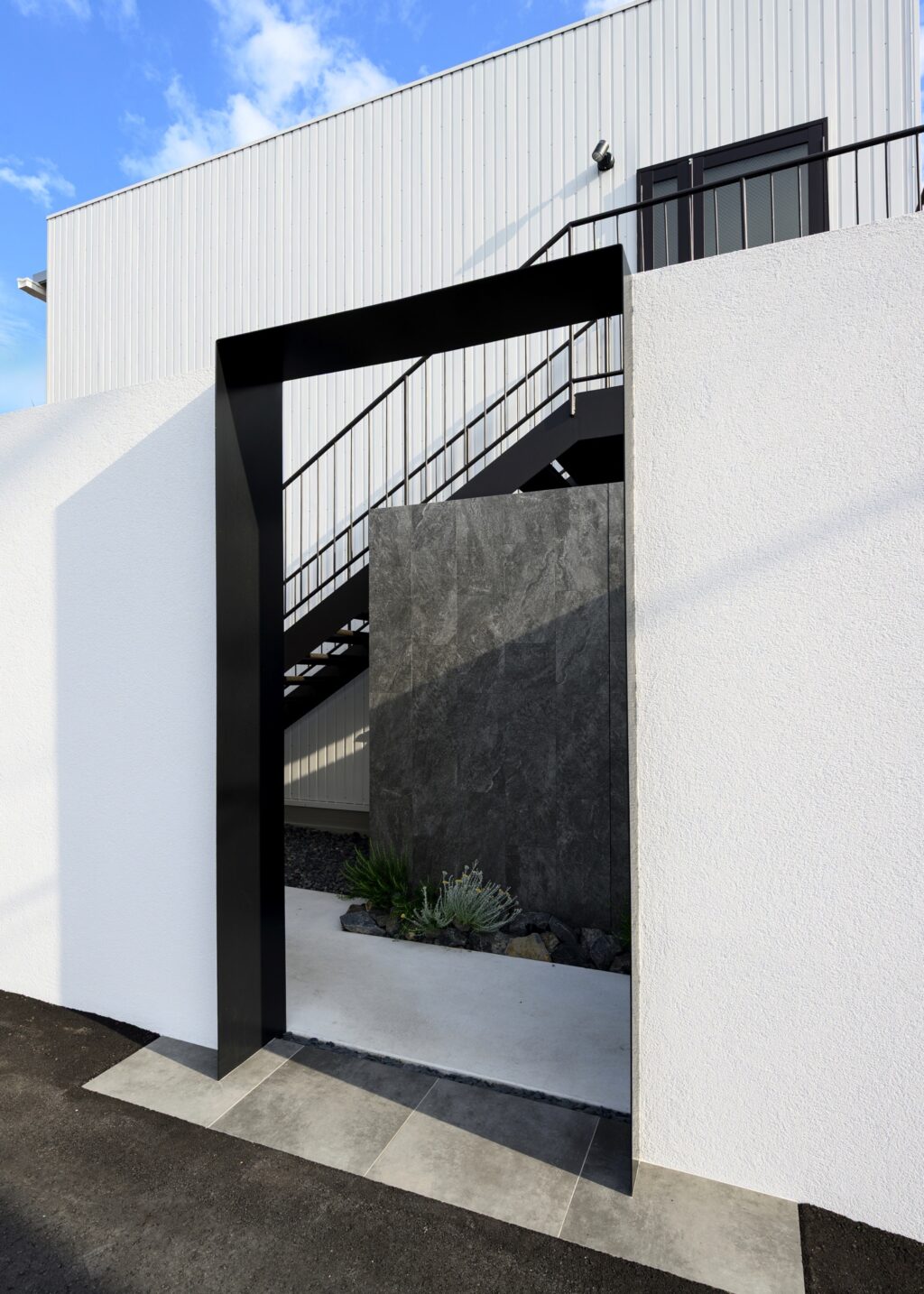 グランドアートウォール×鋼の融合が描く 造形美と存在感が際立つ事務所外構 イメージ7