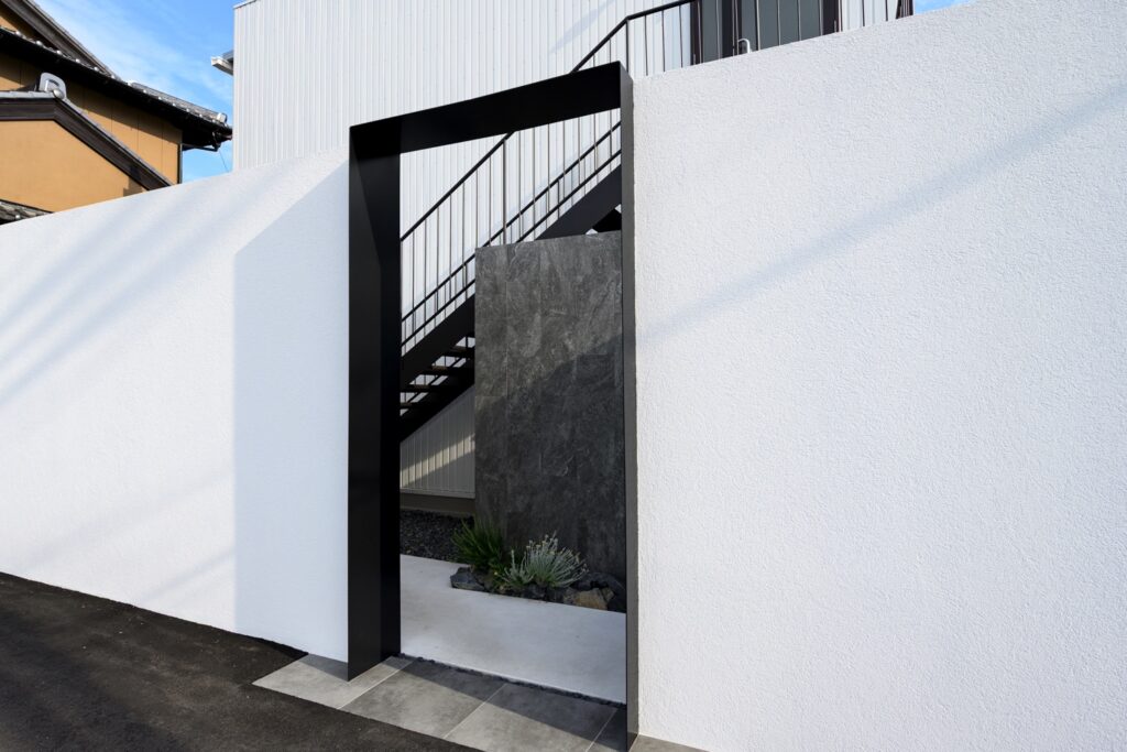 グランドアートウォール×鋼の融合が描く 造形美と存在感が際立つ事務所外構 イメージ4