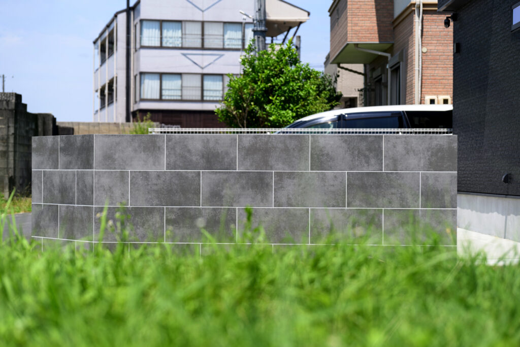 通行人の立ち入り防止×デザイン性を両立 角地住宅に設置したグランドアートウォール イメージ4