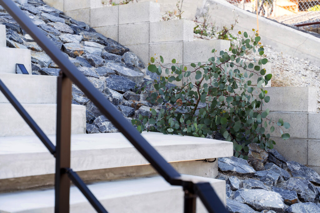 駐車場から玄関までを「見せ場」に変えた愛知県常滑市の新築外構デザイン イメージ10