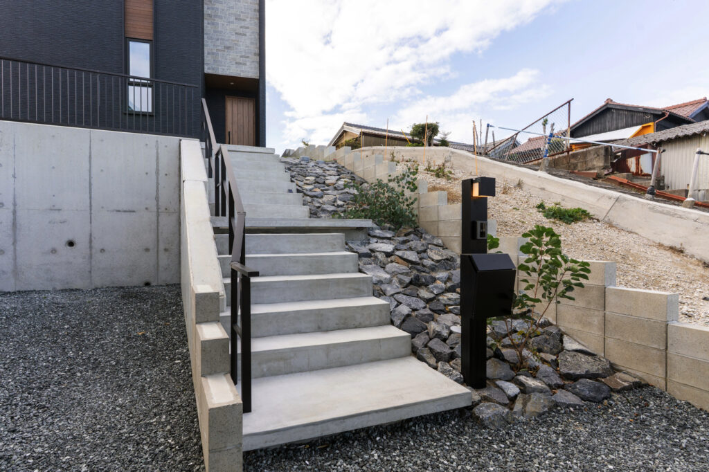 駐車場から玄関までを「見せ場」に変えた愛知県常滑市の新築外構デザイン イメージ4