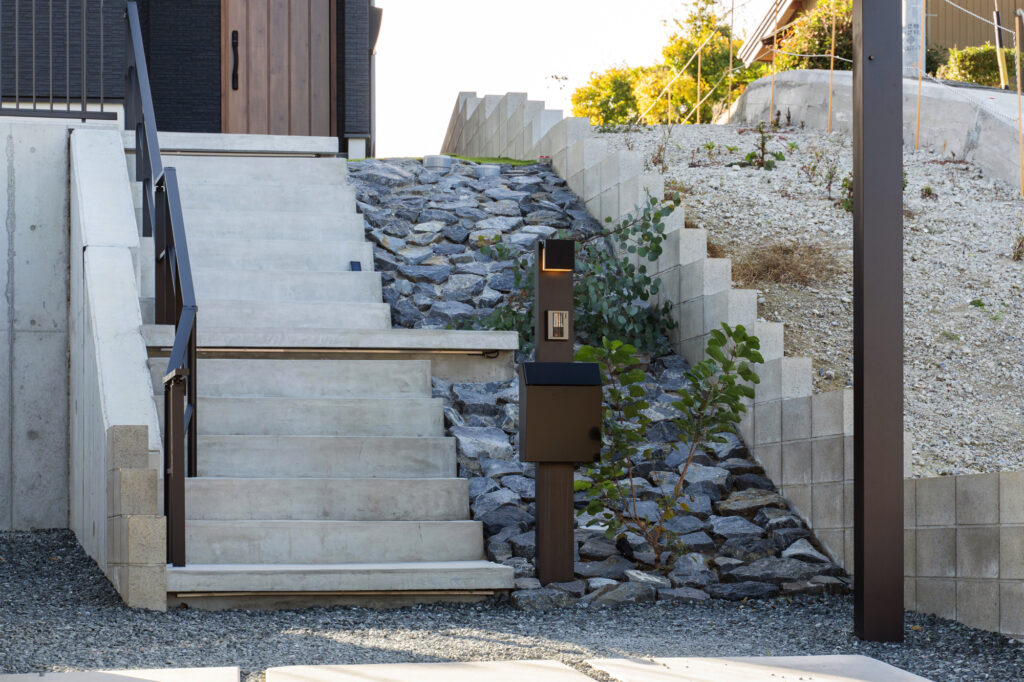 駐車場から玄関までを「見せ場」に変えた愛知県常滑市の新築外構デザイン イメージ7