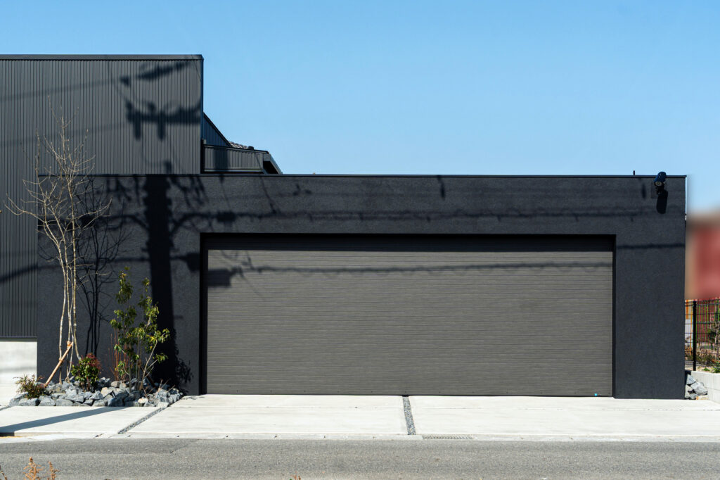 建物と調和するシンプルモダンな愛知県あま市 新築外構 イメージ1