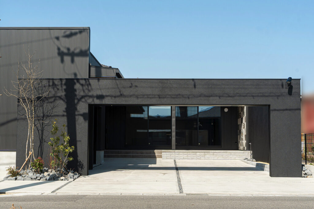 建物と調和するシンプルモダンな愛知県あま市 新築外構 イメージ2