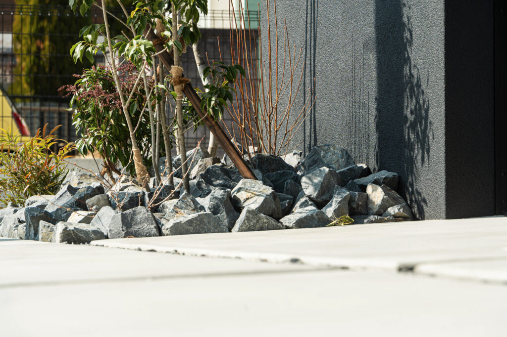 建物と調和するシンプルモダンな愛知県あま市 新築外構 イメージ21