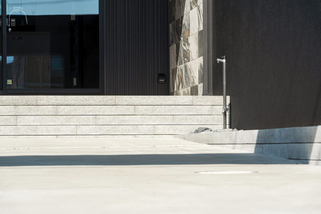 建物と調和するシンプルモダンな愛知県あま市 新築外構 イメージ15