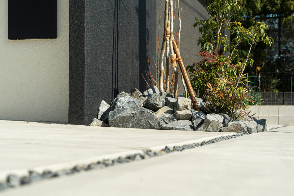 建物と調和するシンプルモダンな愛知県あま市 新築外構 イメージ20