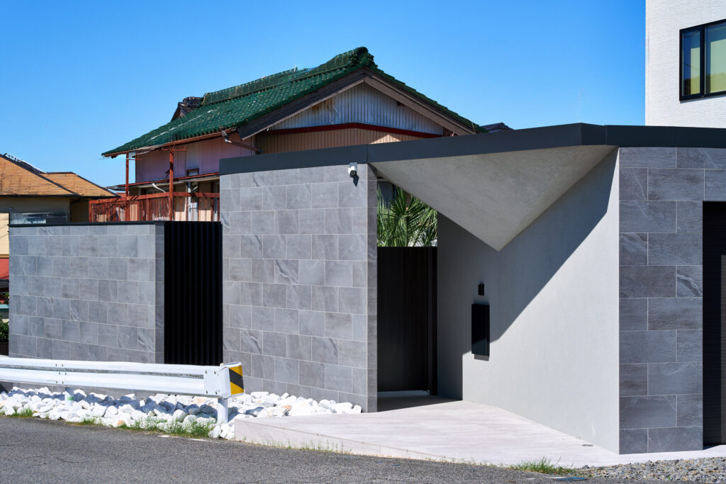 愛知県岡崎市｜吸い込まれるようなアプローチをデザインしたクローズ外構リフォーム イメージ2